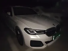 2021 BMW 5 Series 535Le PHEV Pioneer M Sport Package, белый — фото 3