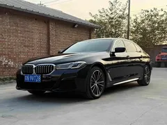 2022 BMW 5 Series 530Li Leading M Sport Package, чёрный — фото 1