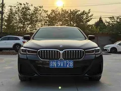 2022 BMW 5 Series 530Li Leading M Sport Package, чёрный — фото 3