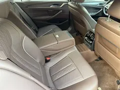 2022 BMW 5 Series 530Li Leading M Sport Package, чёрный — фото 15