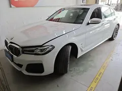 2022 BMW 5 Series 525Li M Sport Package, белый — фото 1