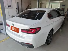 2022 BMW 5 Series 525Li M Sport Package, белый — фото 3