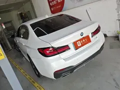 2022 BMW 5 Series 525Li M Sport Package, белый — фото 4