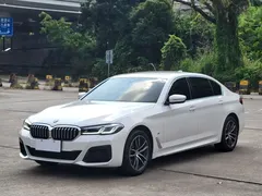 2022 BMW 5 Series 525Li M Sport Package, белый — фото 1