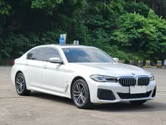 2022 BMW 5 Series 525Li M Sport Package, белый — фото 3