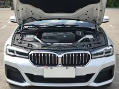2022 BMW 5 Series 525Li M Sport Package, белый — фото 5