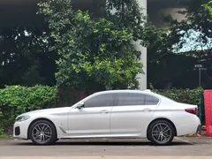 2022 BMW 5 Series 525Li M Sport Package, белый — фото 7