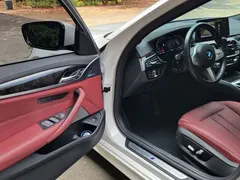 2022 BMW 5 Series 525Li M Sport Package, белый — фото 8