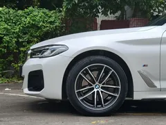 2022 BMW 5 Series 525Li M Sport Package, белый — фото 25