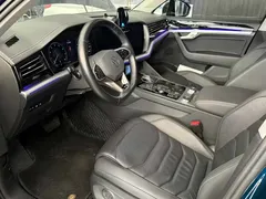 2021 Volkswagen Touareg 3.0TSI Black Sport Package, синий — фото 3