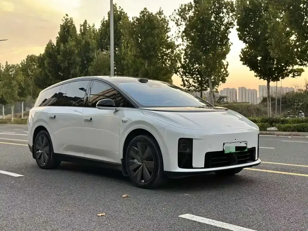 2025 Li Auto i8 Standard
