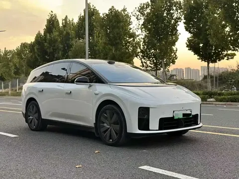 2025 Li Auto i8 Standard