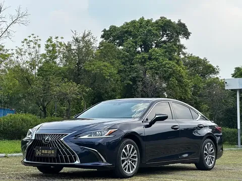 2022 Lexus ES 300h Excellence