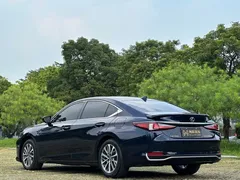 2022 Lexus ES 300h Excellence, синий — фото 4