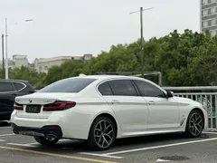 2022 BMW 5 Series 530Li Premium M Sport Package, белый — фото 5