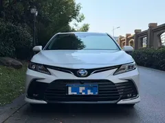 2021 Toyota Camry Hybrid 2.5HGVP Leading, белый — фото 1