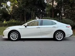 2021 Toyota Camry Hybrid 2.5HGVP Leading, белый — фото 2