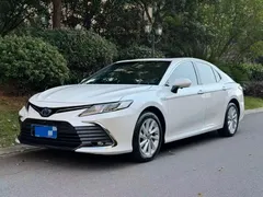 2021 Toyota Camry Hybrid 2.5HGVP Leading, белый — фото 3