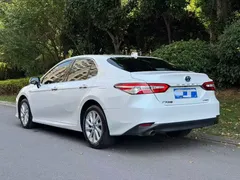 2021 Toyota Camry Hybrid 2.5HGVP Leading, белый — фото 4