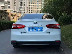 2021 Toyota Camry Hybrid 2.5HGVP Leading, белый — фото 5