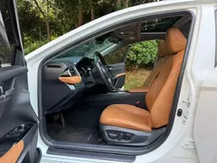 2021 Toyota Camry Hybrid 2.5HGVP Leading, белый — фото 6