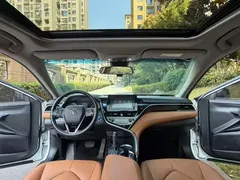 2021 Toyota Camry Hybrid 2.5HGVP Leading, белый — фото 8