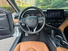 2021 Toyota Camry Hybrid 2.5HGVP Leading, белый — фото 9