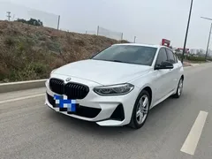 2022 BMW 1 Series 120i M Sport, белый — фото 1