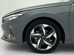 2022 Hyundai Elantra 1.5L CVT LUX Premium — фото 18