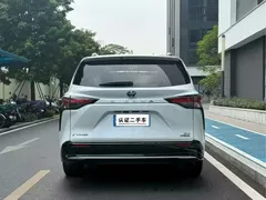 2021 Toyota Sienna 2.5L Hybrid Luxury, белый — фото 4