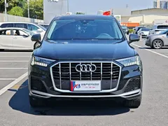 2023 Audi Q7 55 TFSI quattro S line Sport, чёрный — фото 2