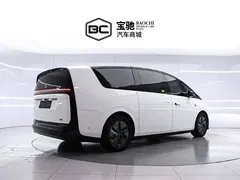 2024 Li Auto MEGA Ultra, белый — фото 3