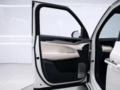 2024 Zeekr 009 6-Seat Executive 4WD 108kWh, белый — фото 12