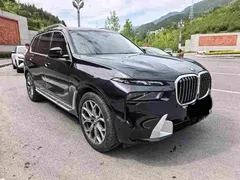 2023 BMW X7 xDrive40i Luxury Package, чёрный — фото 1