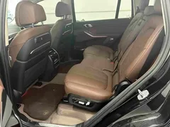 2023 BMW X7 xDrive40i Luxury Package, чёрный — фото 3