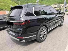 2023 BMW X7 xDrive40i Luxury Package, чёрный — фото 4