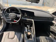 2022 Hyundai Elantra 1.5L CVT LUX Premium, белый — фото 4