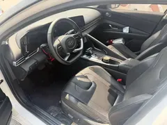 2022 Hyundai Elantra 1.5L CVT LUX Premium, белый — фото 5