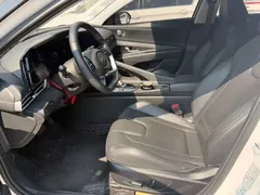 2022 Hyundai Elantra 1.5L CVT LUX Premium, белый — фото 6