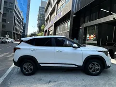 2023 Kia Seltos 1.5L CVT Comfort, белый — фото 4