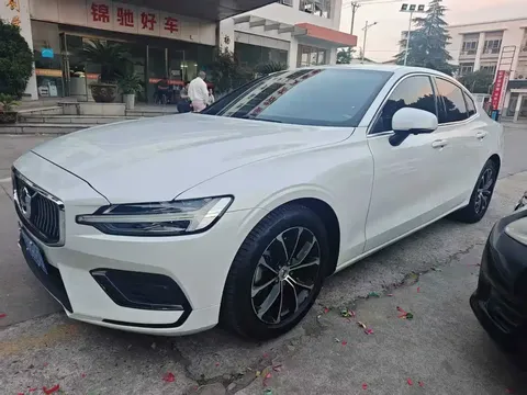 2022 Volvo S60 B4 Luxury