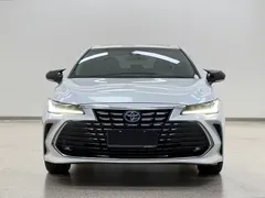 2022 Toyota Avalon Hybrid 2.5L Luxury, белый — фото 2