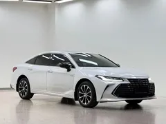 2022 Toyota Avalon Hybrid 2.5L Luxury, белый — фото 3