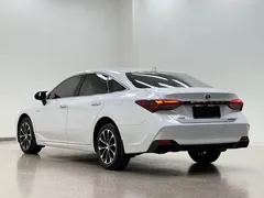 2022 Toyota Avalon Hybrid 2.5L Luxury, белый — фото 6