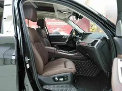 2023 BMW X7 xDrive40i Luxury Package, чёрный — фото 12