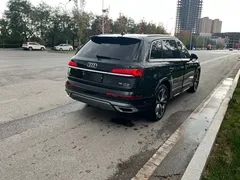 2021 Audi Q7 55 TFSI quattro S line Sport, чёрный — фото 19