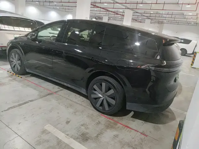 2025 Li Auto i8 Standard