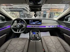 2023 BMW 7 Series 735Li M Sport Package, чёрный — фото 15