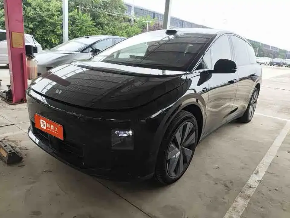 2025 Li Auto i8 Standard