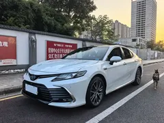 2021 Toyota Camry Hybrid 2.5HG Luxury, белый — фото 1